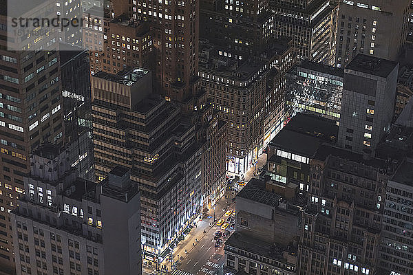 Wolkenkratzer und Straßenschlucht bei Nacht  Manhattan  New York City  USA