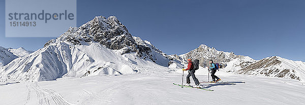 Georgien  Kaukasus  Gudauri  zwei Personen auf einer Skitour