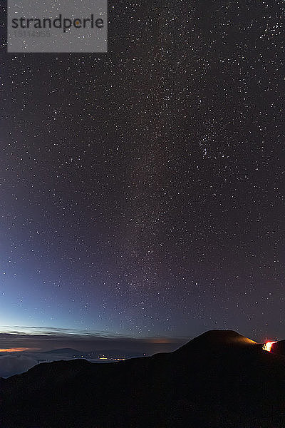 Milchstraße über dem Krater des Haleakala-Vulkans  Haleakala-Nationalpark  Hawaii  USA