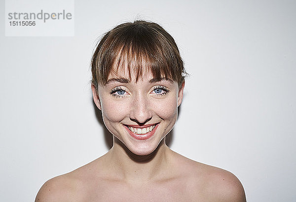 Porträt einer lächelnden jungen Frau mit blauen Augen