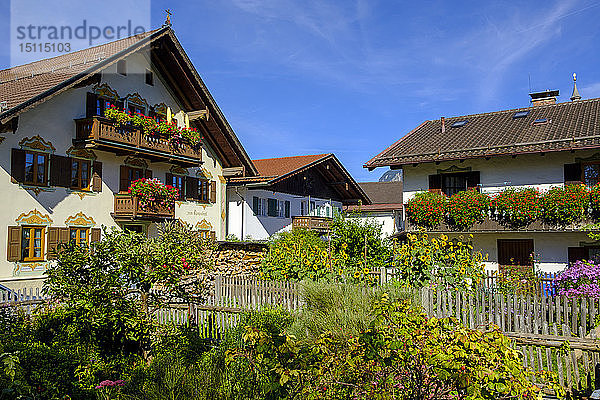 Häuser mit Blumenkästen  Garmisch-Partenkirchen  Bayern  Deutschland