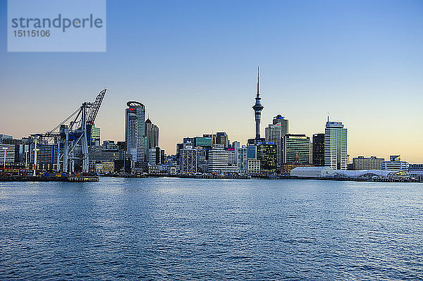 Skyline von Auckland in der Abenddämmerung  Neuseeland