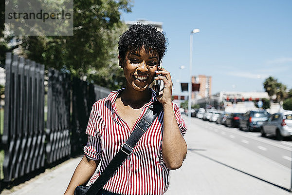 Frau telefoniert beim Spaziergang in der Stadt