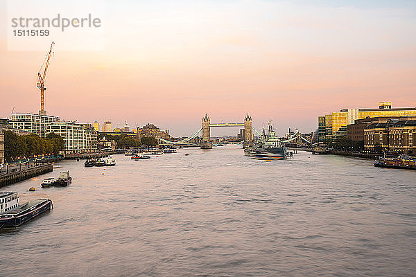 Großbritannien  London  The Tower Brigde mit der HMS Belfast bei Sonnenuntergang mit violettem Himmel