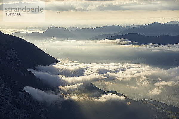 Österreich  Tirol  Grafschaft Innsbruck  Gnadenwald  Hundskopf  Blick auf das Inntal bei Sonnenaufgang