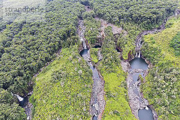 USA  Hawaii  Big Island  Luftaufnahme von Wailuku River  Kauwehu Falls und Hookelekele Stream  Lauiole Falls