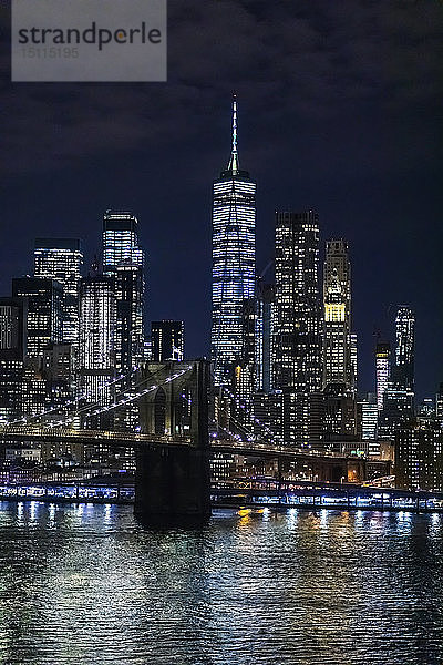 Skyline bei Nacht mit East River und Brooklyn Bridge  Manhattan  New York City  USA