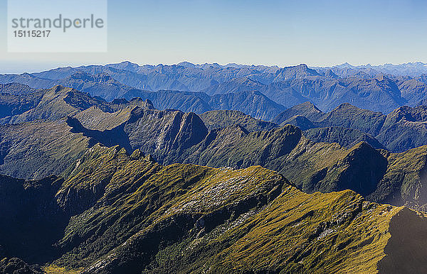 Luftaufnahme der zerklüfteten Berge im Fiordland-Nationalpark  Südinsel  Neuseeland