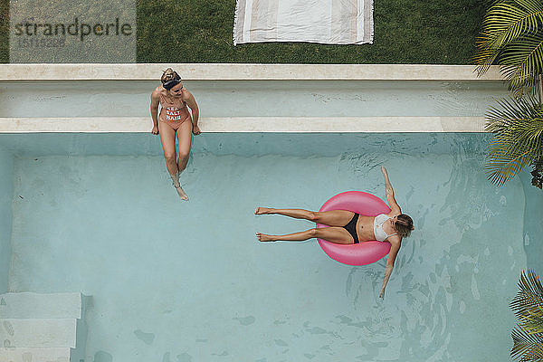 Zwei junge Frauen entspannen sich im Schwimmbad