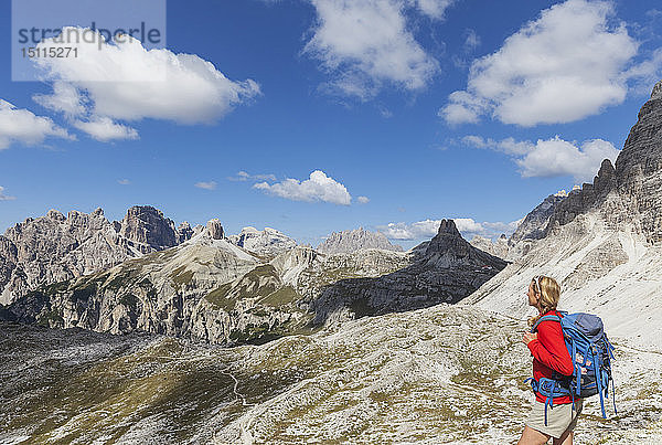 Wanderin mit Blick auf die Aussicht  Gebiet Tre Cime di Lavaredo  Naturpark Tre Cime  Unesco-Weltnaturerbe  Sextner Dolomiten  Italien