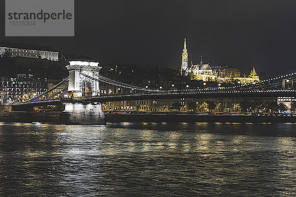 Donau  Budaer Burg und Kettenbrücke bei Nacht  Budapest  Ungarn