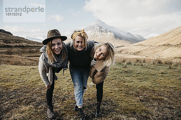 Großbritannien  Schottland  Loch Lomond und der Trossachs-Nationalpark  glückliche Freundinnen in ländlicher Umgebung