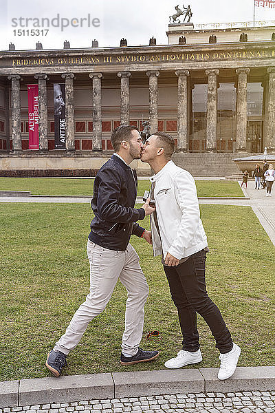 Junger Mann macht seinem Freund einen Heiratsantrag im Lustgarten  Berlin  Deutschland