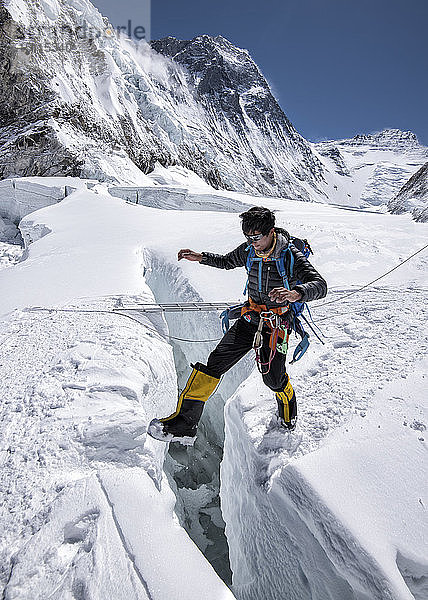 Nepal  Solo Khumbu  Everest  Bergsteiger am Western Cwm