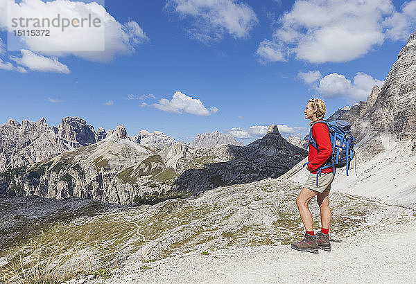Wanderin mit Blick auf die Aussicht  Gebiet Tre Cime di Lavaredo  Naturpark Tre Cime  Unesco-Weltnaturerbe  Sextner Dolomiten  Italien
