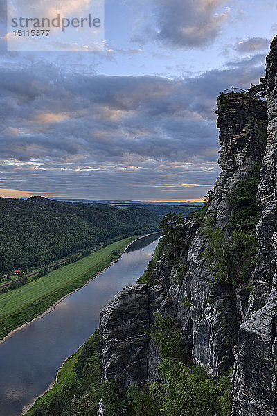 Deutschland  Sachsen  Elbsandsteingebirge  Blick von der Bastei auf die Elbe und das Elbtal in der Abenddämmerung