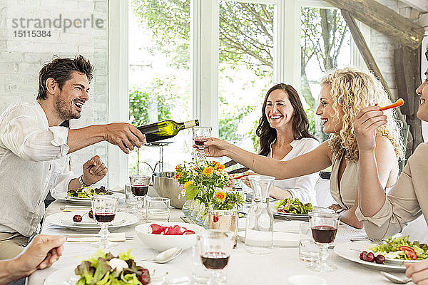 HapÃ¼py Familie feiert gemeinsam  trinkt Wein