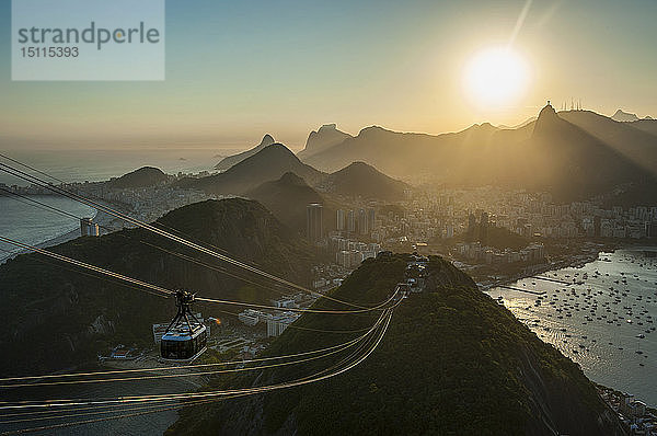 Blick vom Zuckerhut-Berg mit der Seilbahn bei Sonnenuntergang  Rio de Janeiro  Brasilien