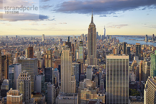 Skyline von Lower und Midtown Manhattan bei Sonnenaufgang  New York City  New York  Vereinigte Staaten