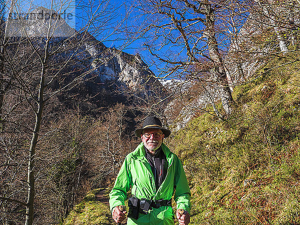 Spanien  Asturien  Kantabrisches Gebirge  Porträt eines selbstbewussten älteren Mannes auf einer Wanderung