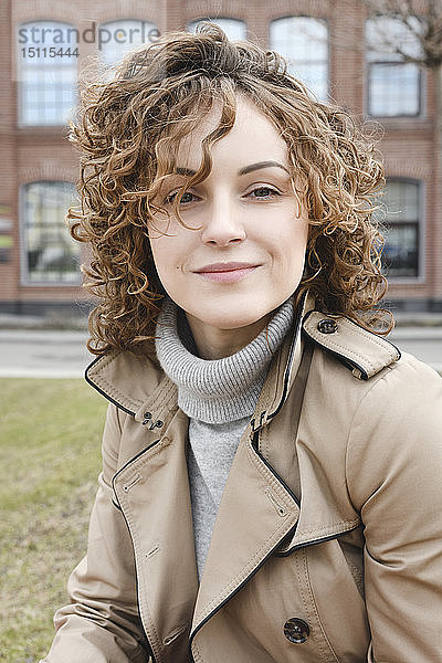 Porträt einer lächelnden Frau mit lockigem Haar