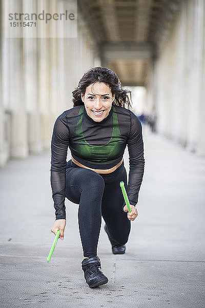 Lächelnde junge Frau beim Pfund-Fitnesstraining