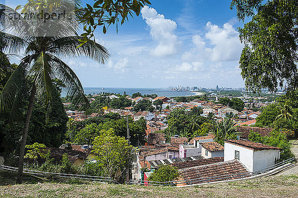 Übersehen Sie die Kolonialstadt Olinda mit Recife im Hintergrund  Pernambuco  Brasilien