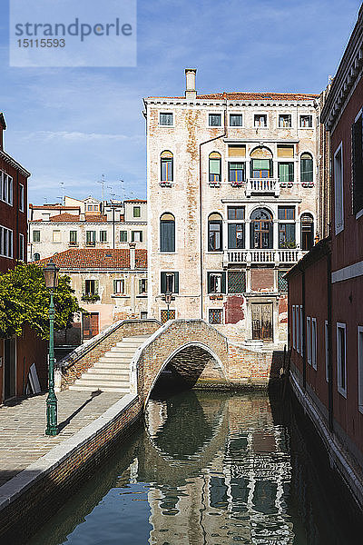Stadtansicht mit Kanal  Fußgängerbrücke und typischen Gebäuden  Venedig  Italien