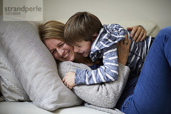 Mutter und Sohn kuscheln auf der Couch