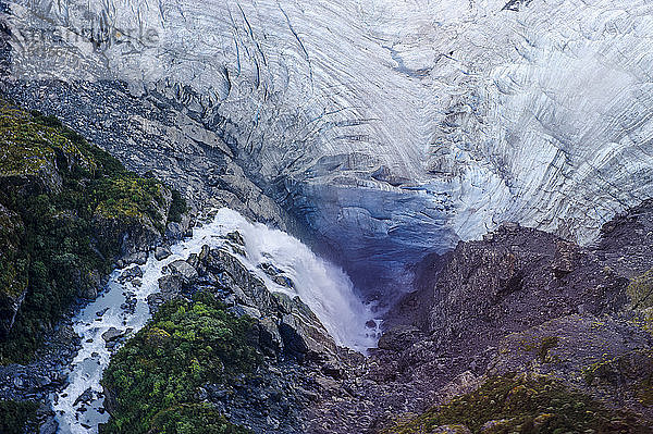 Luftaufnahme eines Wasserfalls  der in den Fox Glacier fällt  Südinsel  Neuseeland
