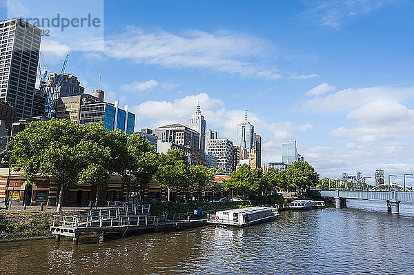 Das Herz von Melbourne am Fluss Yarra  Victoria  Australien
