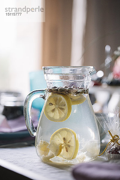 Glaskanne mit Zitrone aromatisiertes Wasser
