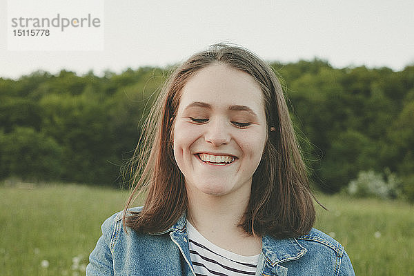 Porträt eines lachenden Teenager-Mädchens in der Natur