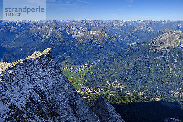 Deutschland  Bayern  Alpen  Blick von der Zugspitze über das Zugspitzeck zum Ehrwalder Becken