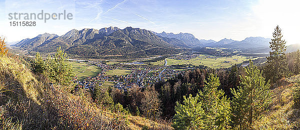 Panoramablick von Kreplschrofen  Blick in den Wallgau  Kruen  Isar  Bayerische Voralpen  Wallgau  Deutschland
