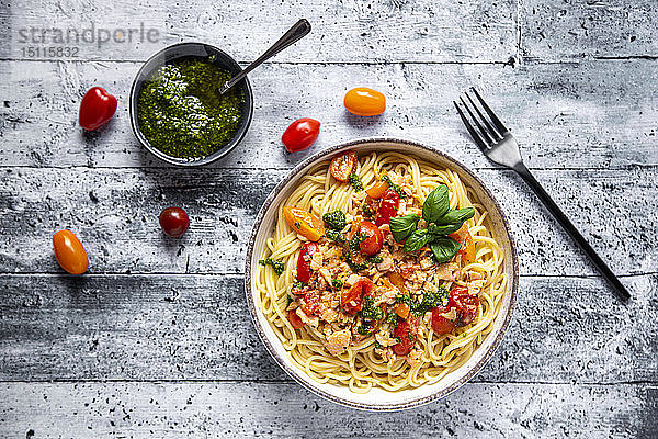 Spaghetti mit Tomaten-Lachs-Sauce und Bärlauch-Pesto