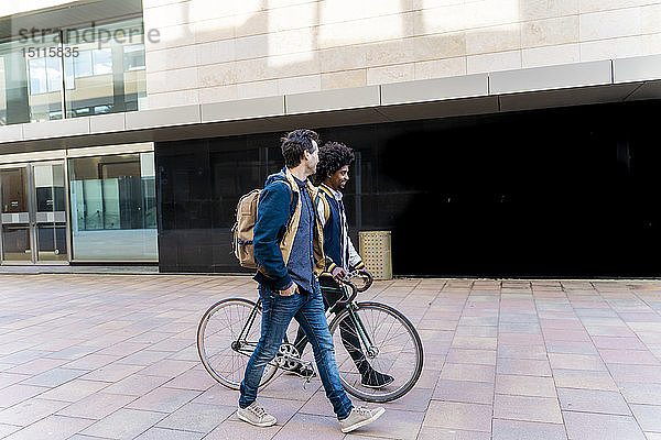 Zwei zufällige Geschäftsleute mit Fahrrad in der Stadt  Barcelona  Spanien