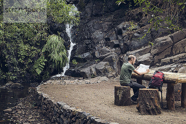 Wanderer macht Rast am Rastplatz  Barranco el Cedro  La Gomera  Kanarische Inseln  Spanien