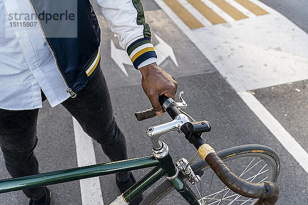 Nahaufnahme eines Gelegenheits-Geschäftsmannes mit Fahrrad in der Stadt