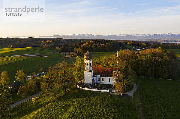 Luftaufnahme über der Kirche St. Johann Baptist im Morgengrauen  Holzhausen bei Munsing  Bayern  Deutschland