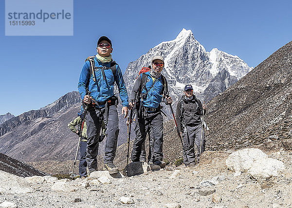 Nepal  Solo Khumbu  Everest  Sherpas führen Bergsteiger in der Nähe von Dingboche