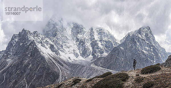 Nepal  Solo Khumbu  Everest  Bergsteiger am Dhugla