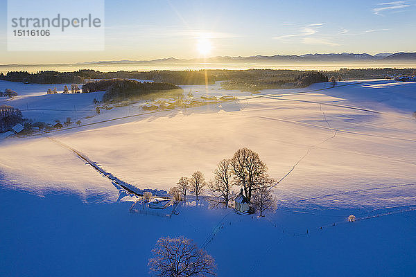Deutschland  Bayern  Degerndorf  Winterlandschaft mit Maria-Dank-Kapelle auf dem Fürst-Tegernberg bei Sonnenaufgang  Luftaufnahme