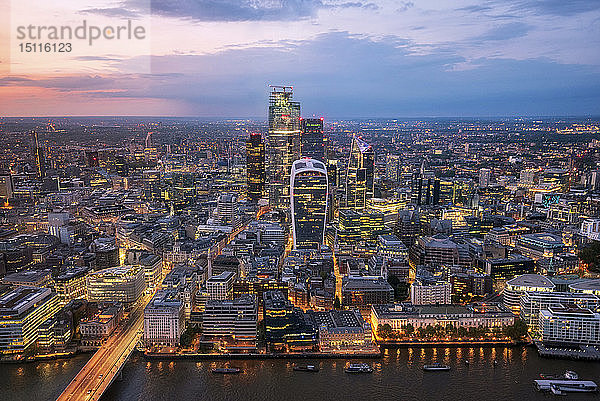 Luftaufnahme der City of London bei Sonnenuntergang  Vereinigtes Königreich