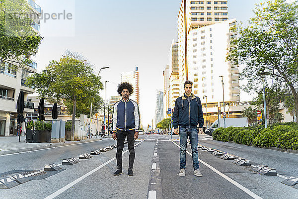Porträt von zwei Männern  die auf der Straße in der Stadt stehen  Barcelona  Spanien