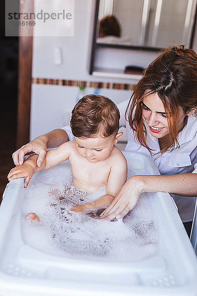 Mutter badet ihren kleinen Sohn