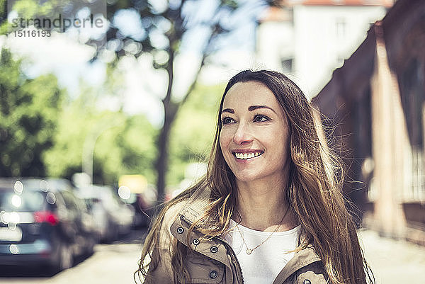 Porträt einer lächelnden Frau in der Stadt