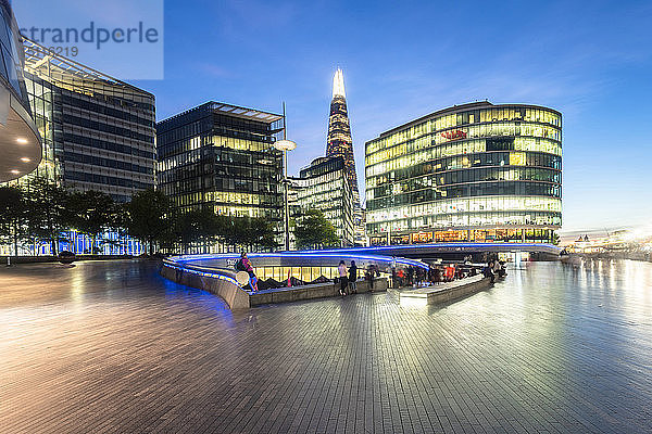 UK  London  moderne Bürogebäude in der Abenddämmerung