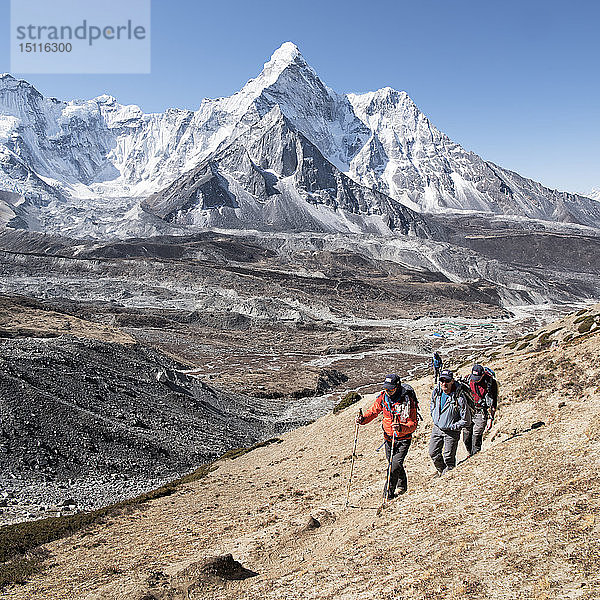 Nepal  Solo Khumbu  Everest  Gruppe von Bergsteigern am Chukkung Ri