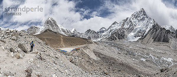 Nepal  Solo Khumbu  Everest  Bergsteiger am Gorak Shep